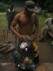 Pakker udstyr inden jungletrekking